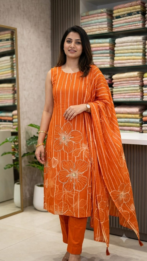 CHINNON  SLEEVELESS SUIT WITH HIGHLTING ON FLOWERS