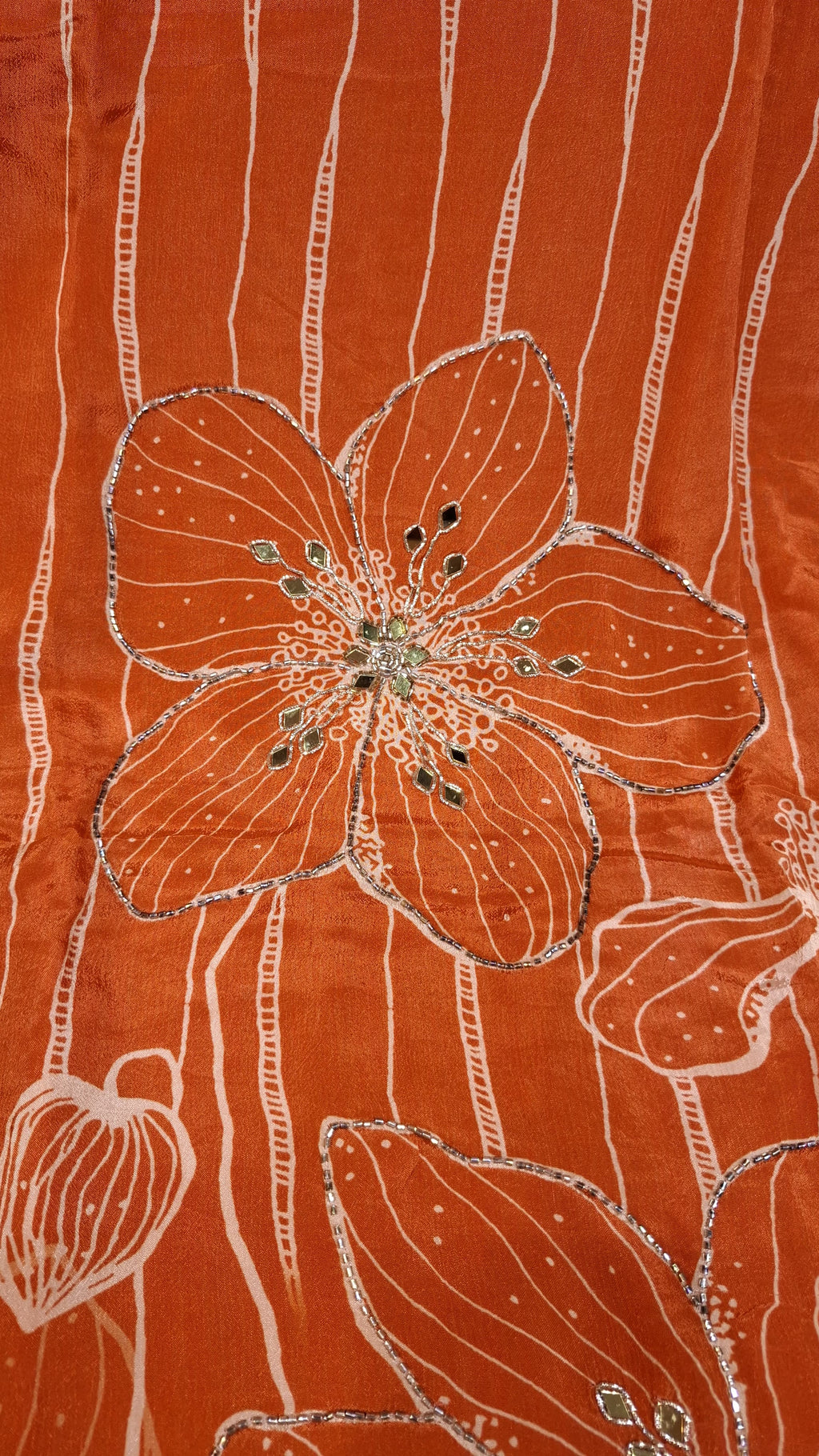 CHINNON  SLEEVELESS SUIT WITH HIGHLTING ON FLOWERS