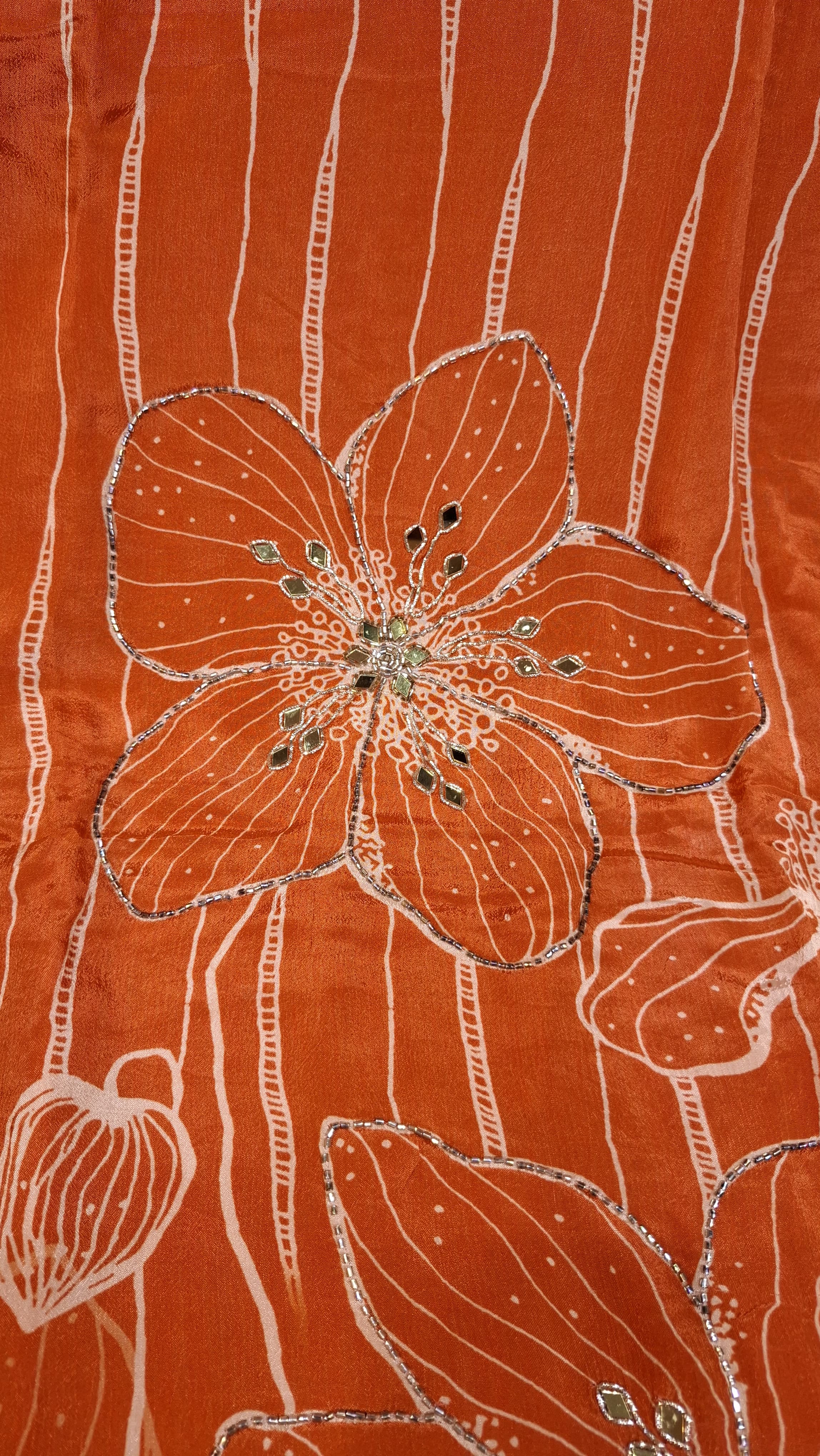 CHINNON  SLEEVELESS SUIT WITH HIGHLTING ON FLOWERS