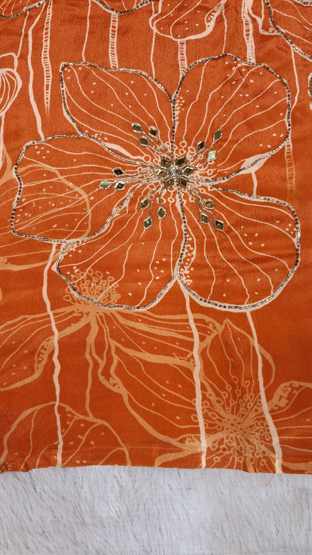 CHINNON  SLEEVELESS SUIT WITH HIGHLTING ON FLOWERS